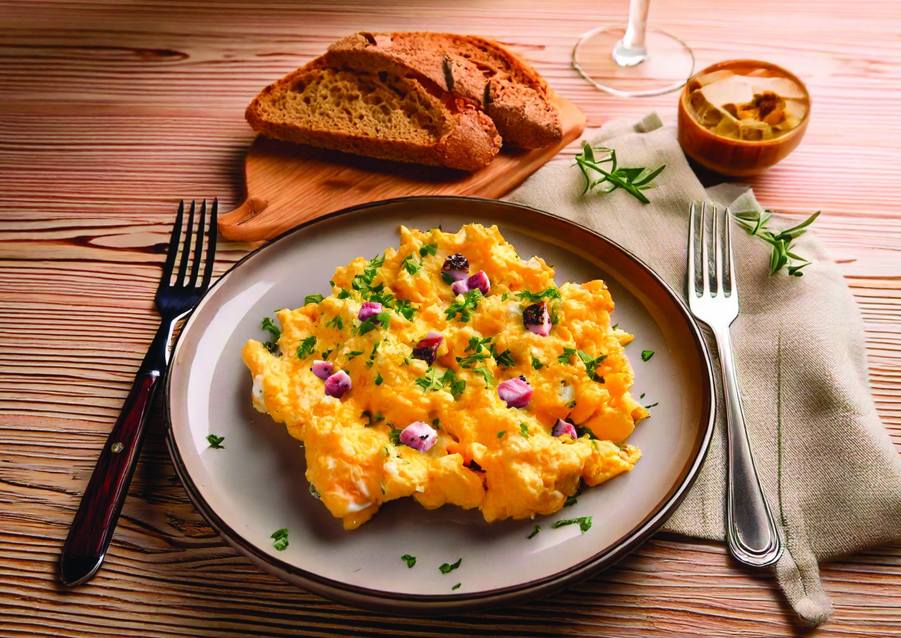 Huevos rotos con Guanciale Frial